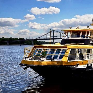 Прогулянка на теплоході у Межигір'я
